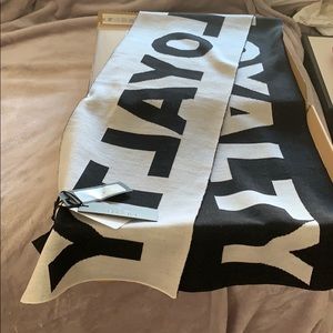 New VERSACE LOYALTY Scarf unisex